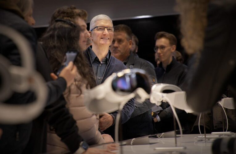 Vision Pro Launch Day at NYC Apple Store (Tim Cook meets fans!) video     – CNET